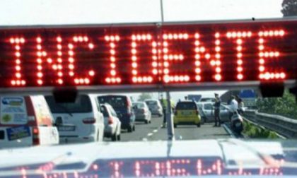 Incidente tra due auto: i Vigili del Fuoco liberano i passeggeri