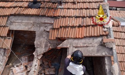 Crolla in parte il tetto di un appartamento a Prato: evacuato dai vigili del fuoco