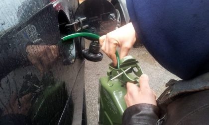 Rubava benzina da un'auto in sosta in centro a Pistoia: denunciato 28enne