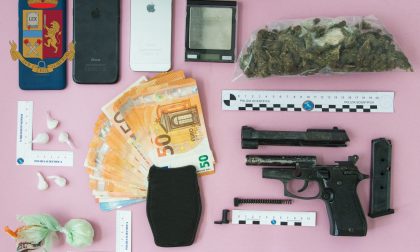 Controlli antidroga a Quarrata: la Polizia arresta due persone e sequestra una pistola e 1.700 euro