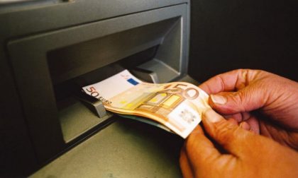 Il bancomat si inceppa e il ladro porta via 500 euro alla cliente