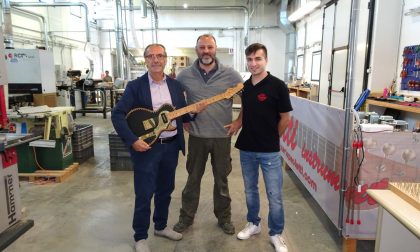 Quarrata, il sindaco in visita alla “Paoletti Guitars”, azienda esportatrice nel mondo di chitarre elettriche