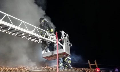 Incendio ad un tetto: intervengono i Vigili del Fuoco