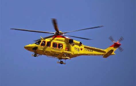 Vivaista di 70 anni gravemente ferito sotto un camion ribaltato