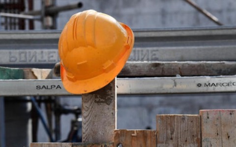 Incidente al termovalorizzatore: camionista cade nella buca dei rifiuti, salvato dopo complesse operazioni