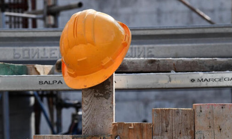 Incidente al termovalorizzatore: camionista cade nella buca dei rifiuti, salvato dopo complesse operazioni