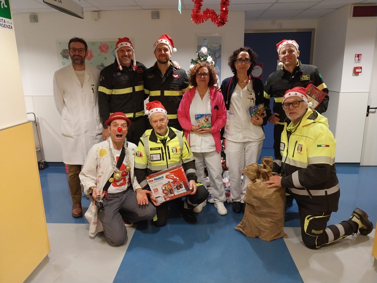 Regali e sorrisi per i piccoli pazienti della Pediatria del San Jacopo