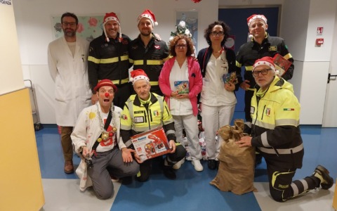 Regali e sorrisi per i piccoli pazienti della Pediatria del San Jacopo