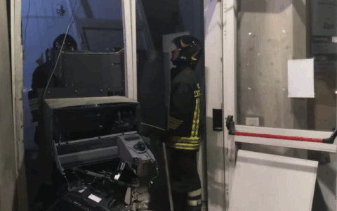 Pistoia, esplosione di bancomat: ladri in azione nella notte con un bottino consistente