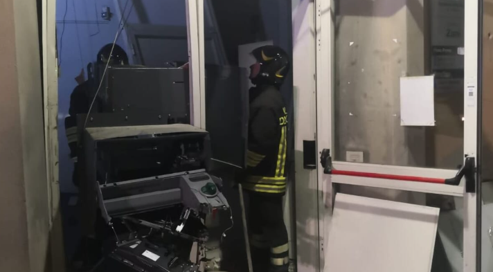 Pistoia, esplosione di bancomat: ladri in azione nella notte con un bottino consistente