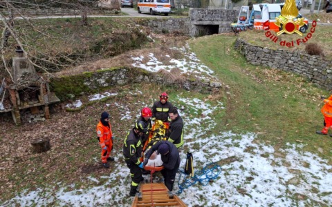 Soccorso di un anziano in una casa al primo piano
