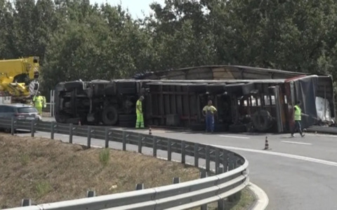 Incidente a Montecatini: tir si ribalta sull’A11