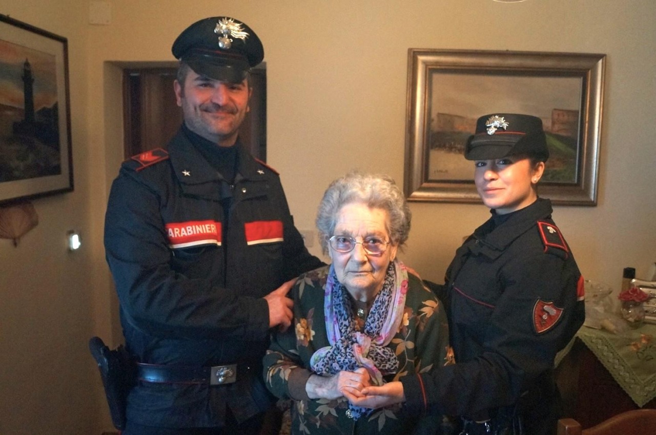 Minorenne si spaccia per Carabiniere e deruba un’anziana, arrestato subito dopo il colpo
