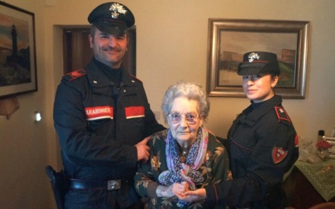 Minorenne si spaccia per Carabiniere e deruba un’anziana, arrestato subito dopo il colpo