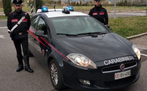 Pistoia, due sedicenni arrestati per truffa del finto carabiniere