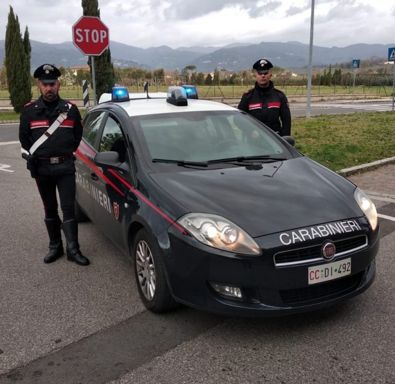 Pistoia, due sedicenni arrestati per truffa del finto carabiniere