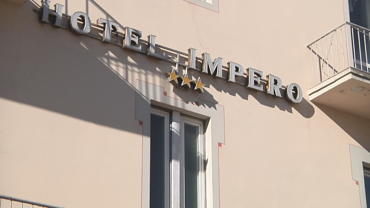 Ritrovato un cadavere nell’hotel abbandonato: un secondo indagato