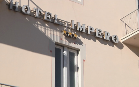 Ritrovato un cadavere nell’hotel abbandonato: un secondo indagato