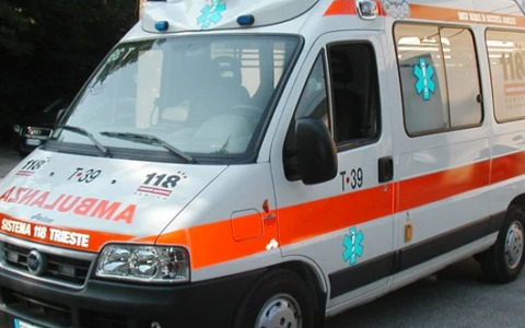 Un uomo di 69 anni muore soffocato durante la cena