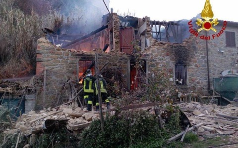 Esplosione in un’abitazione a Pescia: vigili del fuoco in azione dall’alba
