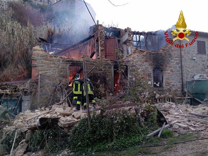 Esplosione in un’abitazione a Pescia: vigili del fuoco in azione dall’alba
