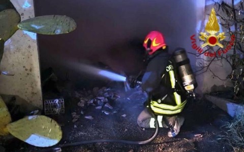 Fiamme in un rimessaggio agricolo a Massa e Cozzile: operazioni dei vigili del fuoco fino a tarda notte