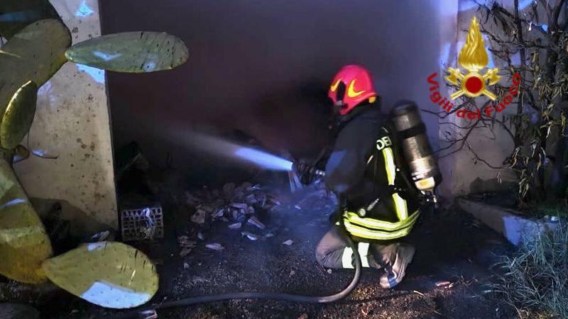 Fiamme in un rimessaggio agricolo a Massa e Cozzile: operazioni dei vigili del fuoco fino a tarda notte